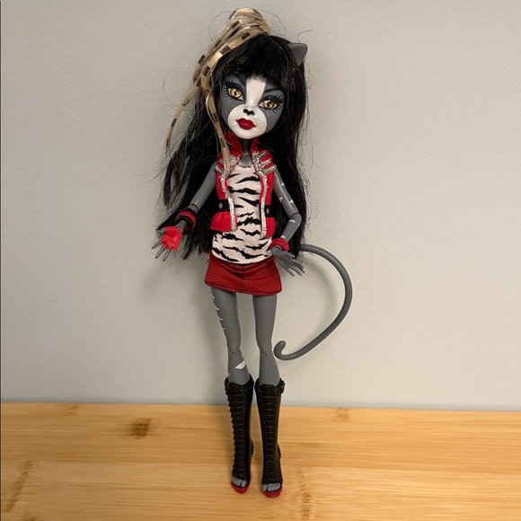 Monster High Twin Sister Purrsephone Doll W9215 Daughter of Werecat Mattel 2011